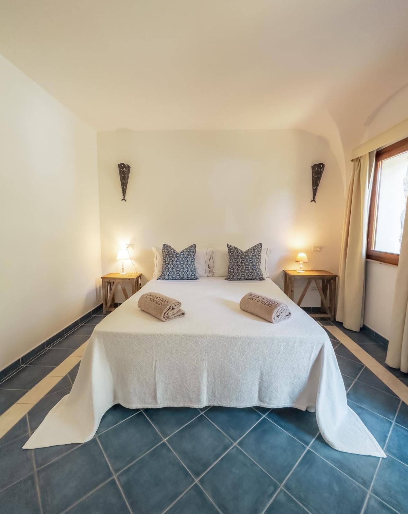 La Suera San Pantaleo Hotel Luaran gambar